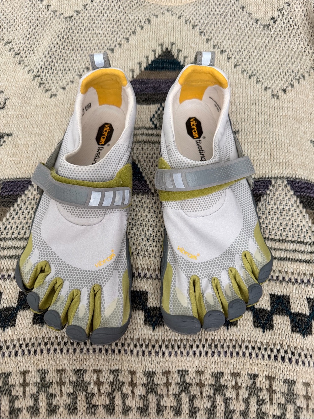 Vibram FiveFingers V-Train white & gray with yellow shoes